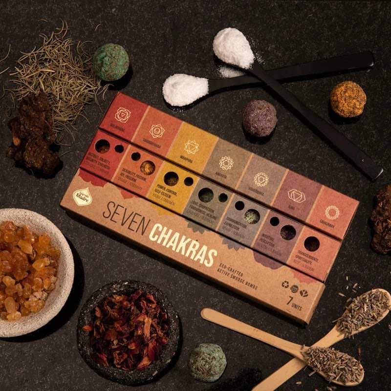 Offene Seven Chakras Box mit Räucherkugeln und Kräutern
