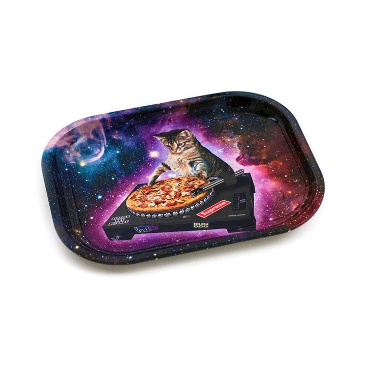 V Syndicate Rolling Tray mit Kätzchen am DJ-Pult mit Pizza im Weltall
