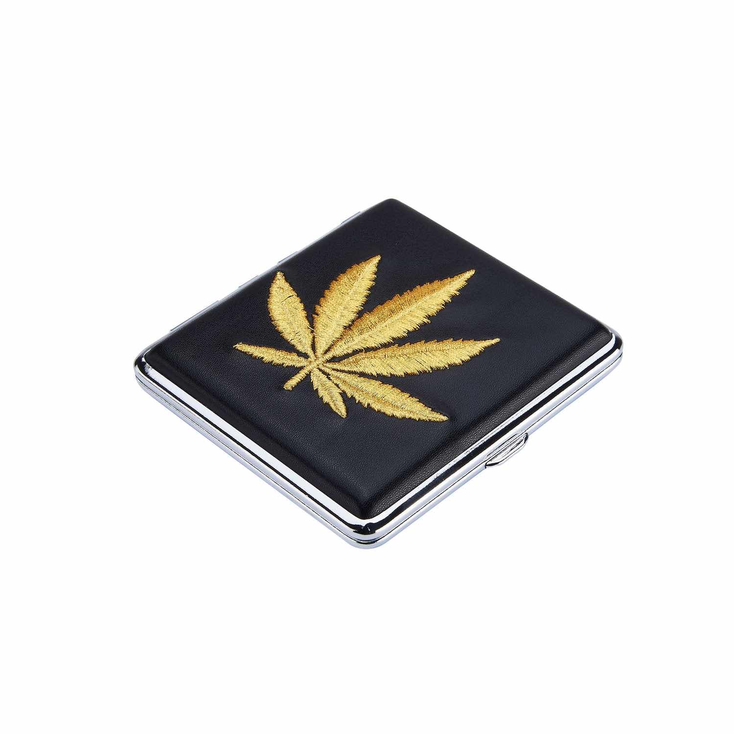 Detailaufnahme gesticktes Hanfblatt am Hemp Leaf Etui