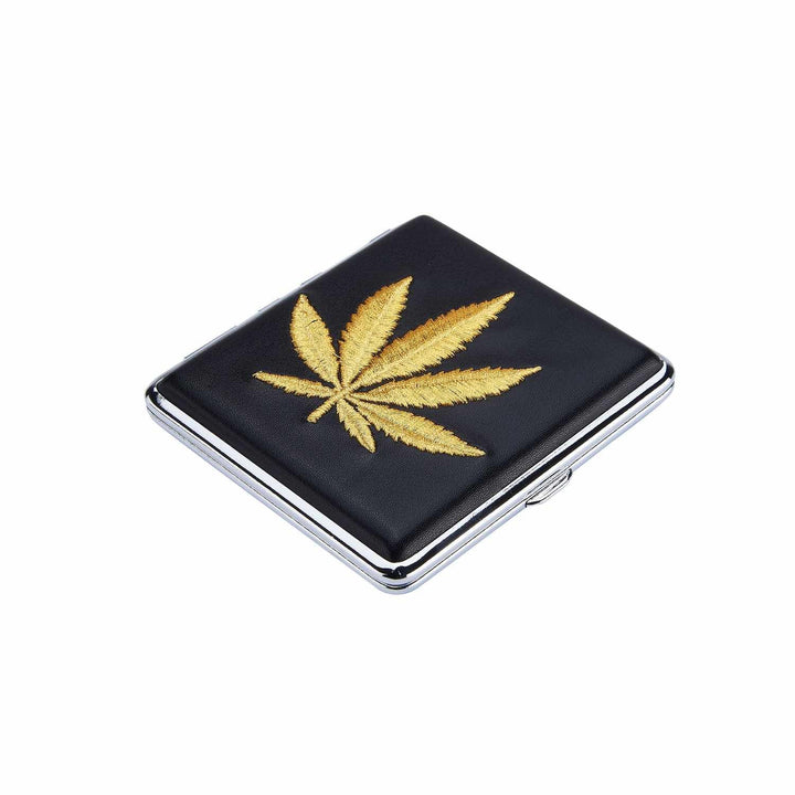Detailaufnahme gesticktes Hanfblatt am Hemp Leaf Etui