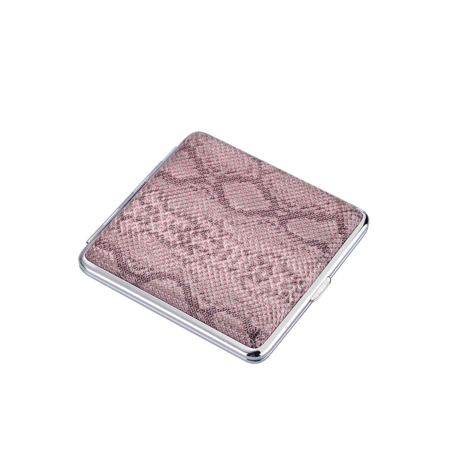 Pythonstyle Zigarettenetui 20er in der Hand, Grössenvergleich