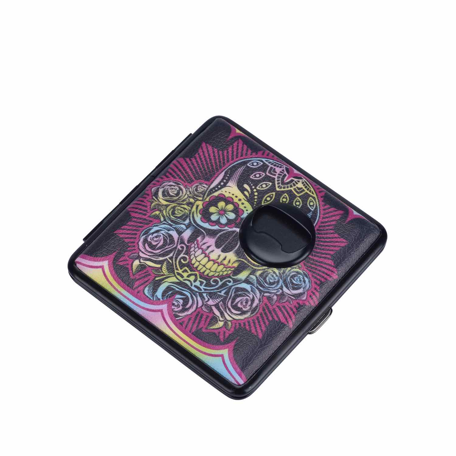 Detailaufnahme integrierter Flaschenöffner am Totenkopf Etui